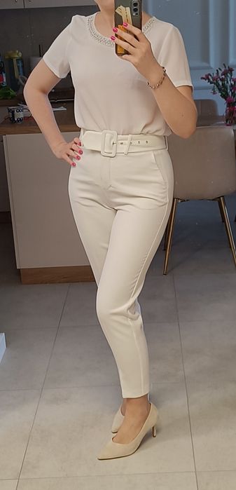 Białe/kremowe spodnie w kant carrot 36 S Reserved z szerokim paskiem