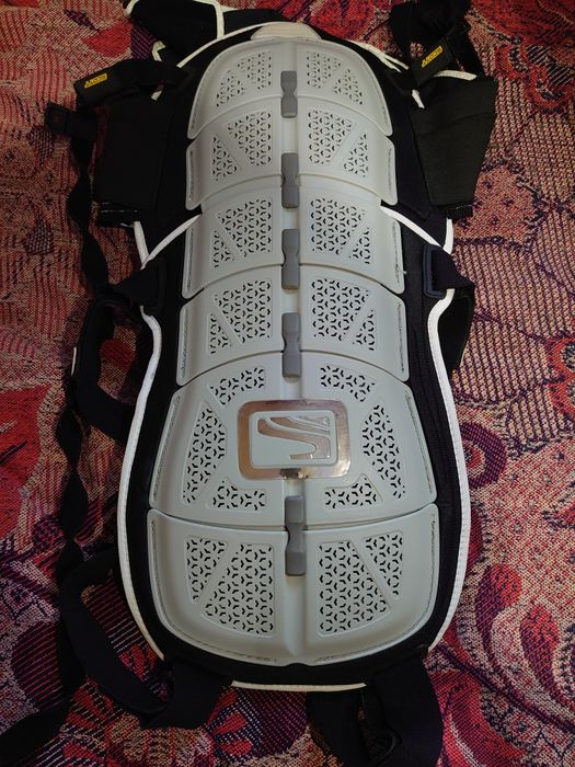 Захисний жилет черепаха для захисту спини.