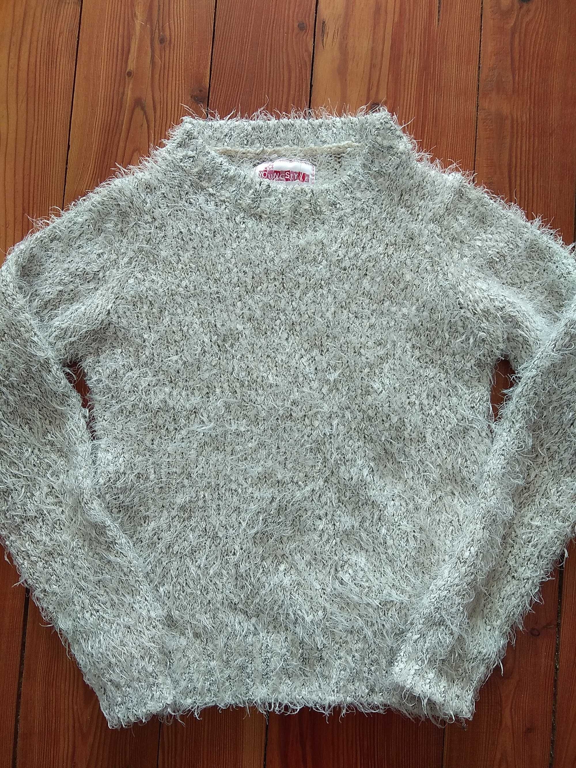 Sweter dziewczęcy ze srebrną nitką r. 134