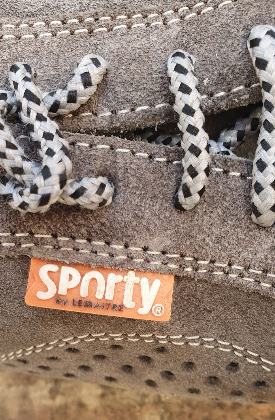 Sapatos e capacete de segurança