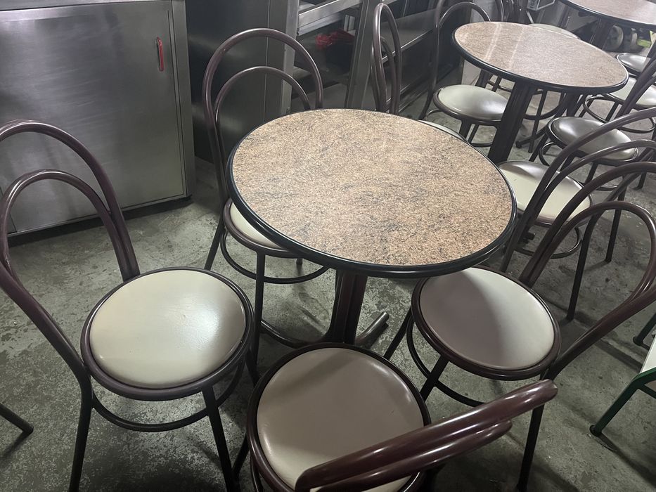 Cadeiras e mesas conjunto de 4 mesas com 16 cadeiras