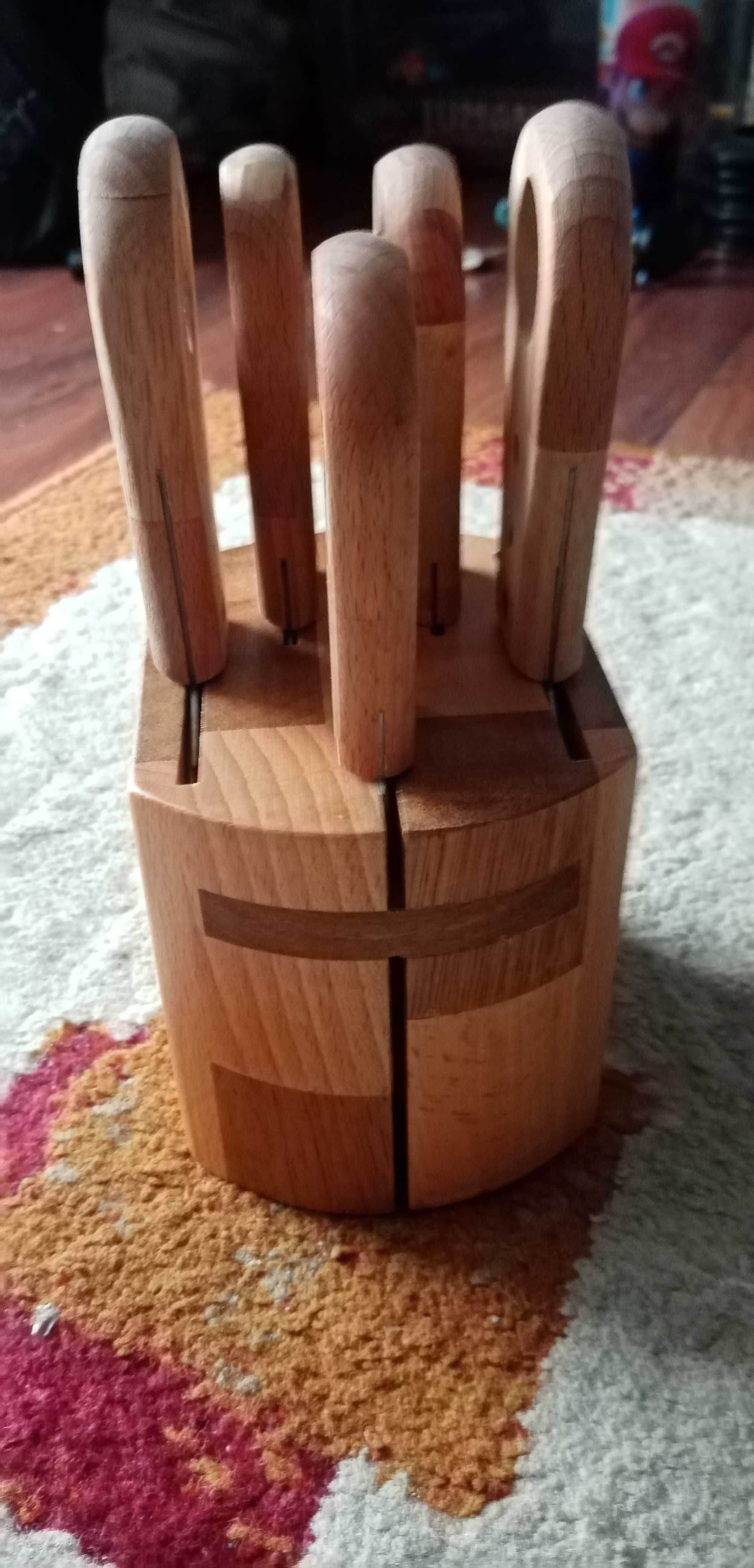 Noże do sera w drewnianym stojaku