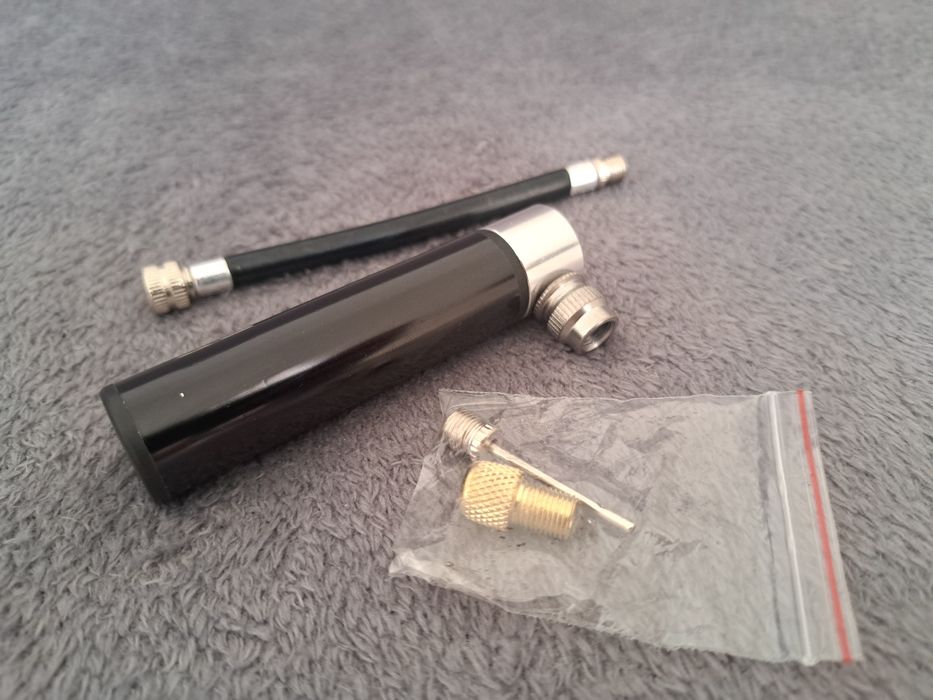 Mini pompka rowerowa miniaturowa bardzo mała lekka + adapter FV-AV