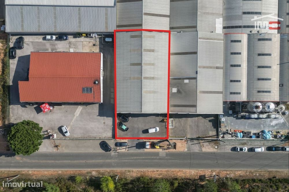 Pavilhão industrial com boa localização