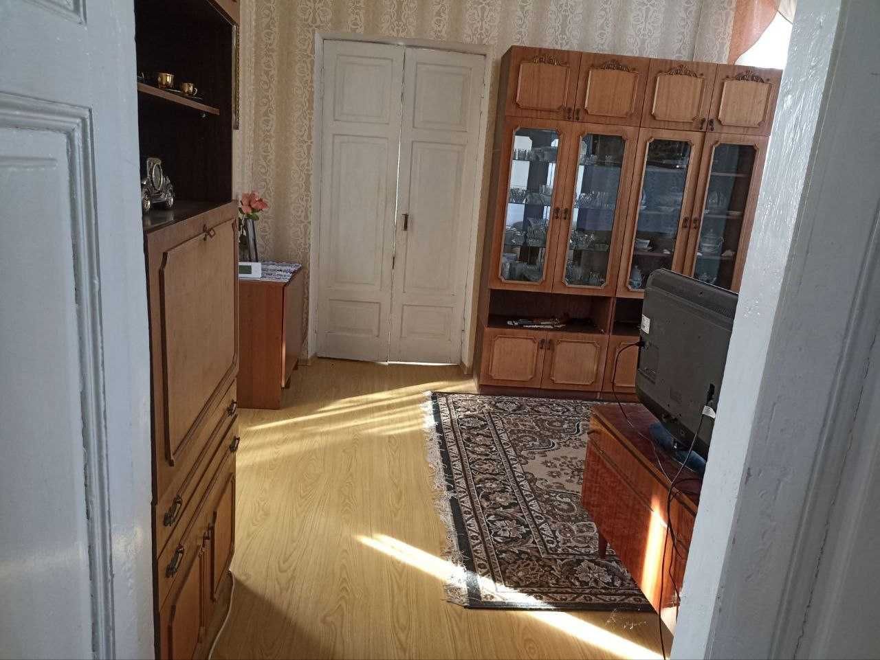Продаж затишного будинку недалеко від центру міста.
