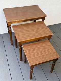 Trojaczki, trzy stoliki