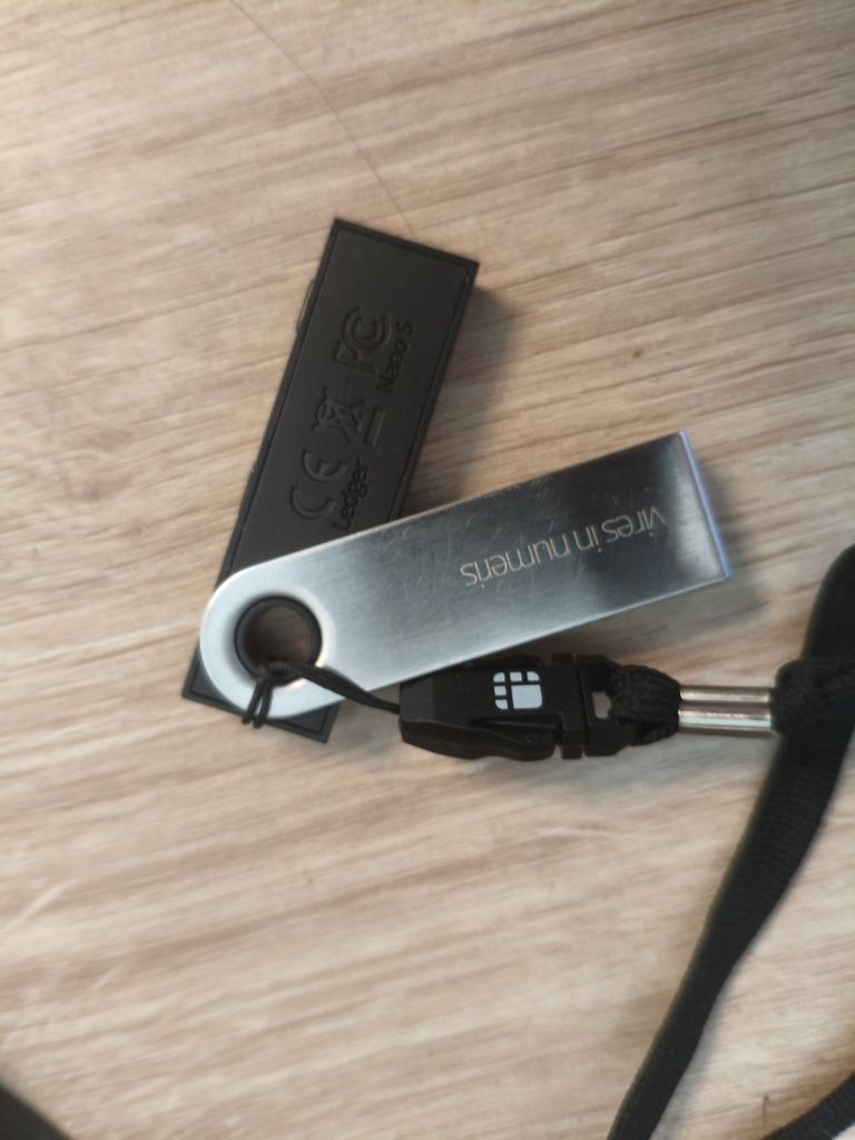 Portfel kryptowalut Ledger Nano S bezpieczny Bitcoin monero etc.