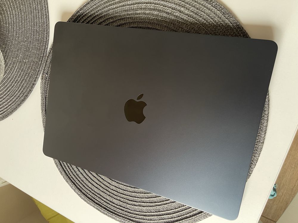 Macbook air m2 15. 256gb