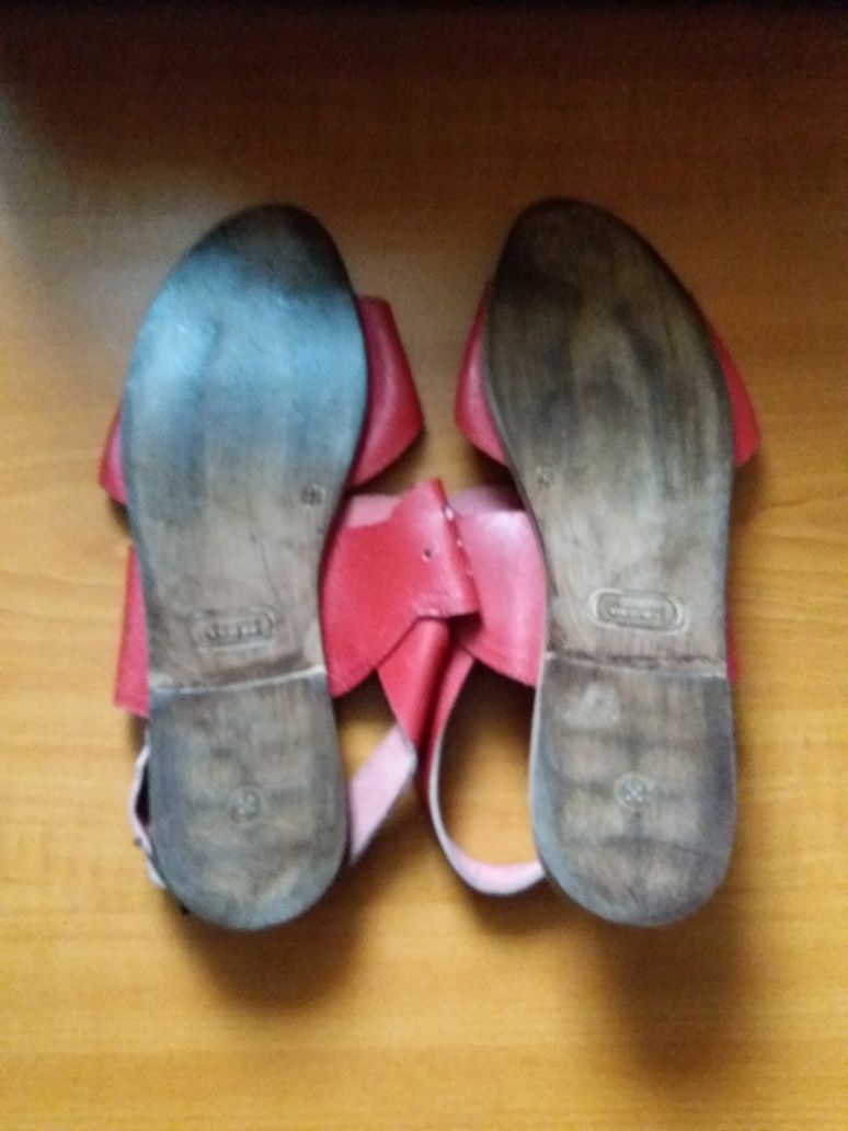 Sandálias vermelhas Tam. 38