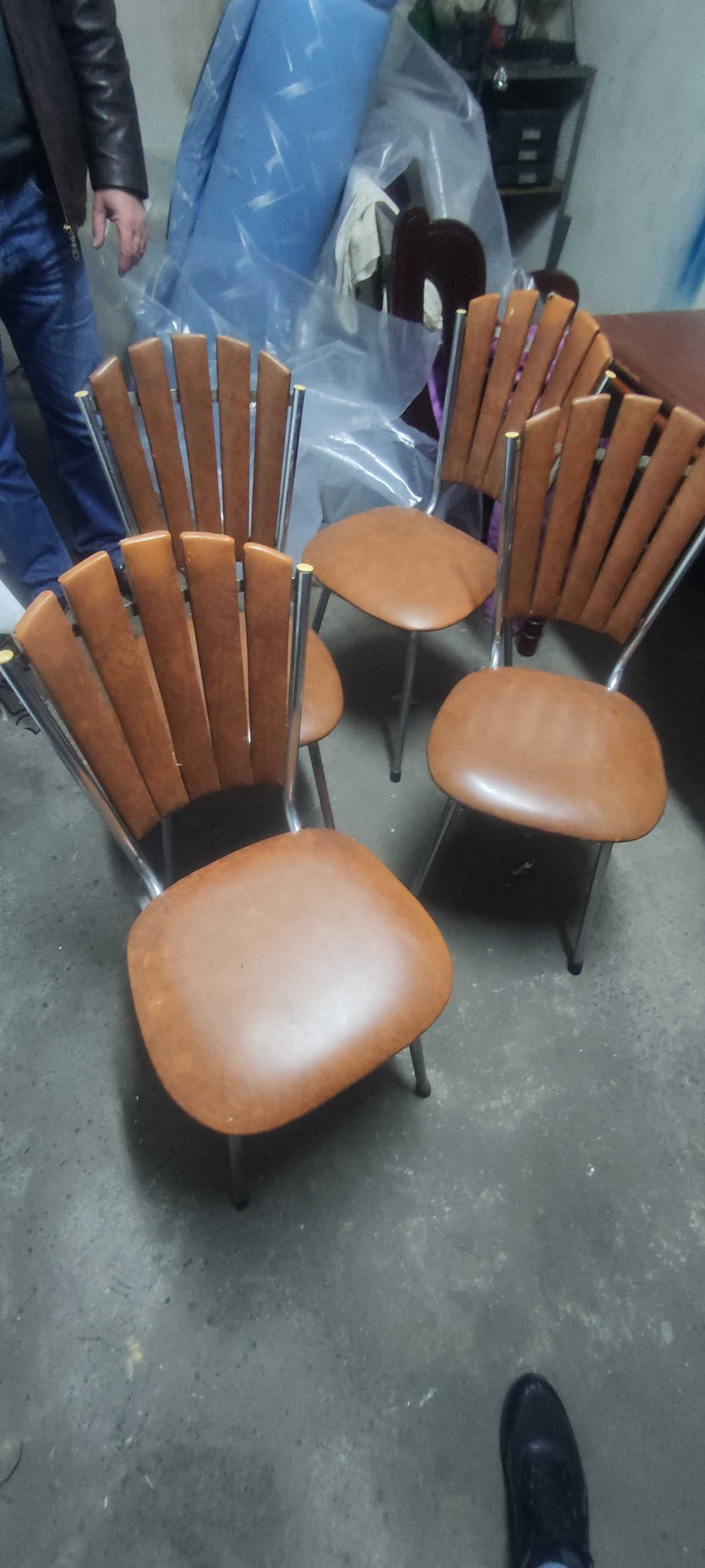 Mesa de madeira envernizada com 4 cadeiras