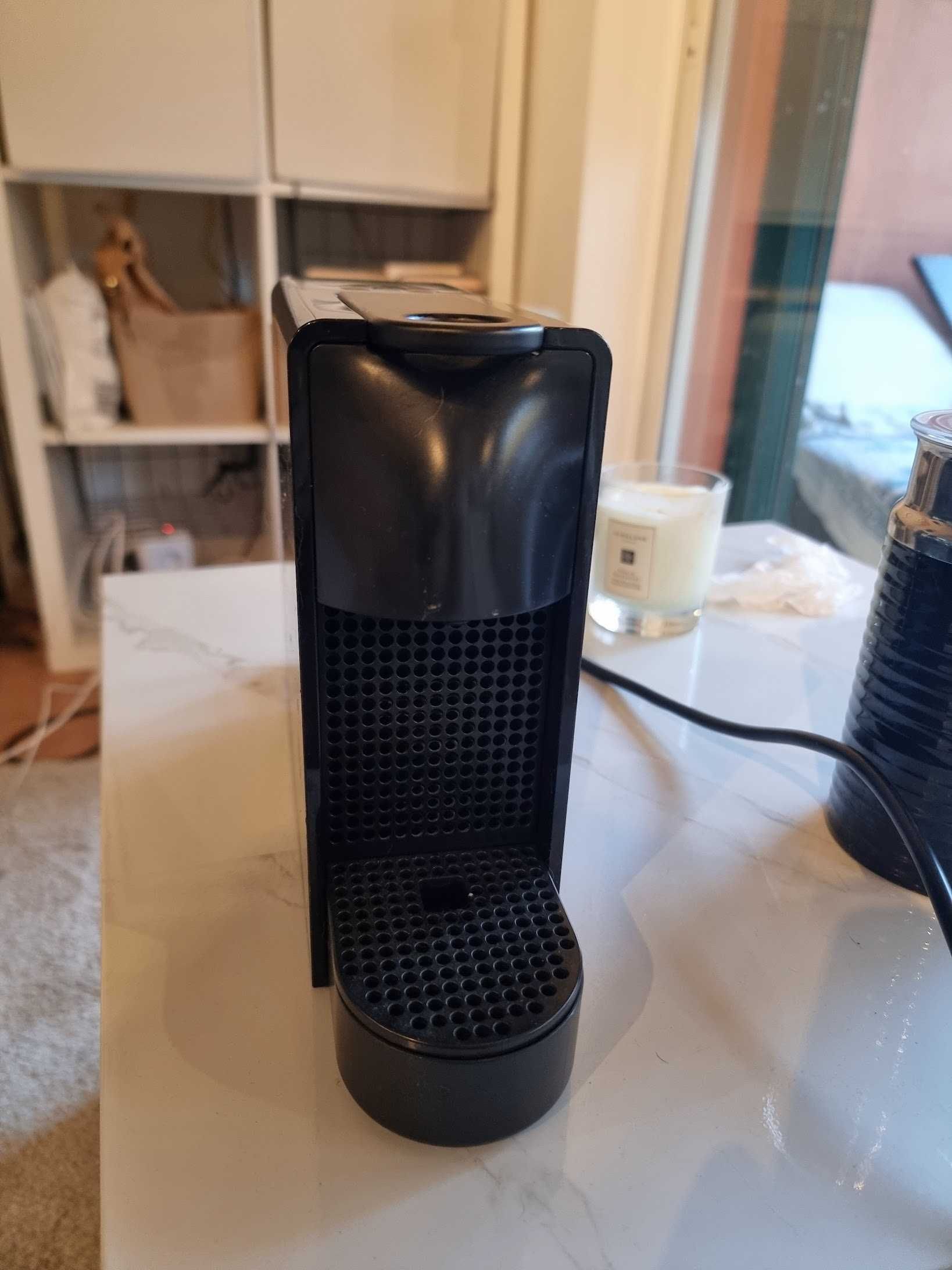 Máquina de Café Nespresso Essenza Mini C30 – Usada, em bom estado