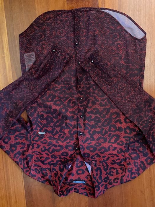 Camisa animal print Guess.