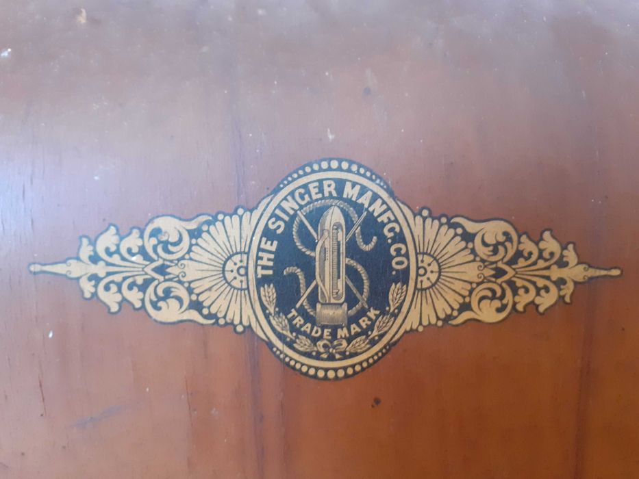 Máquina de costura Singer de pedal vintage com móvel original e tampa