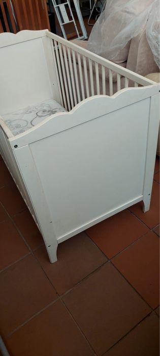 Berço de madeira branco