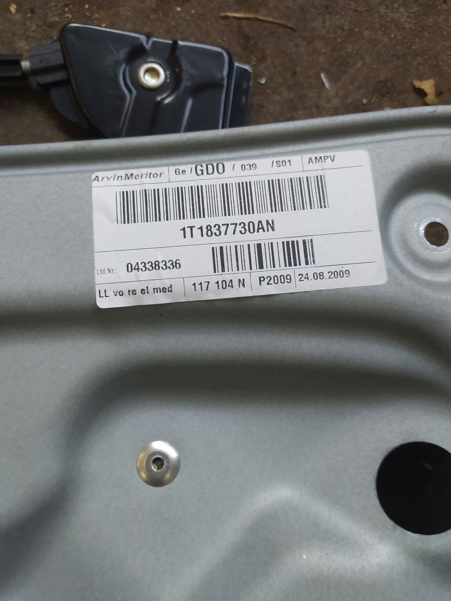 Podnosnik szyby prawy przod vw touran 1t1  03-10r 730an