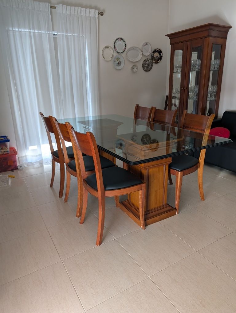 Mesa tampo vidro com 6 cadeiras em nogueira