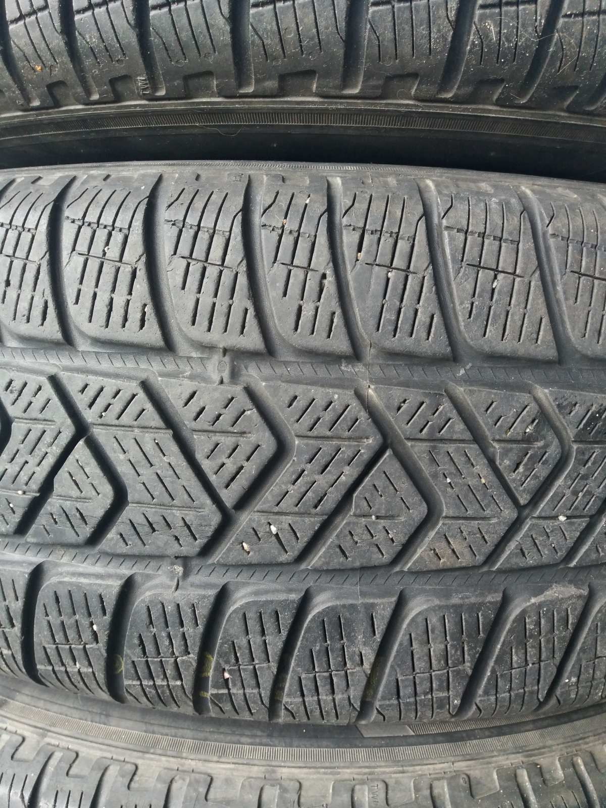 Шины зима Pirelli 235 65 R17 год 18 7 мм.