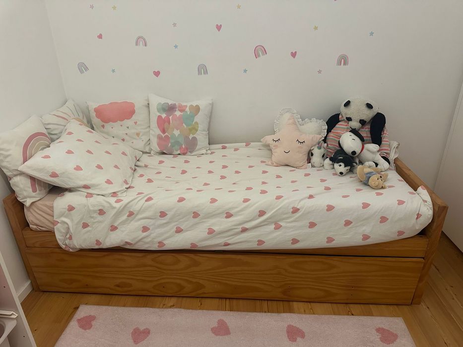 Cama dupla com colchões