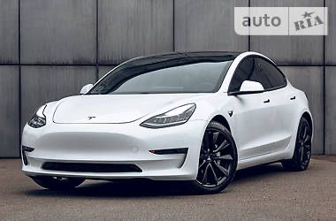 Оренда Tesla 3, 2020 рік, повний привід