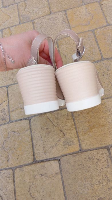 Босоножки на танкетке