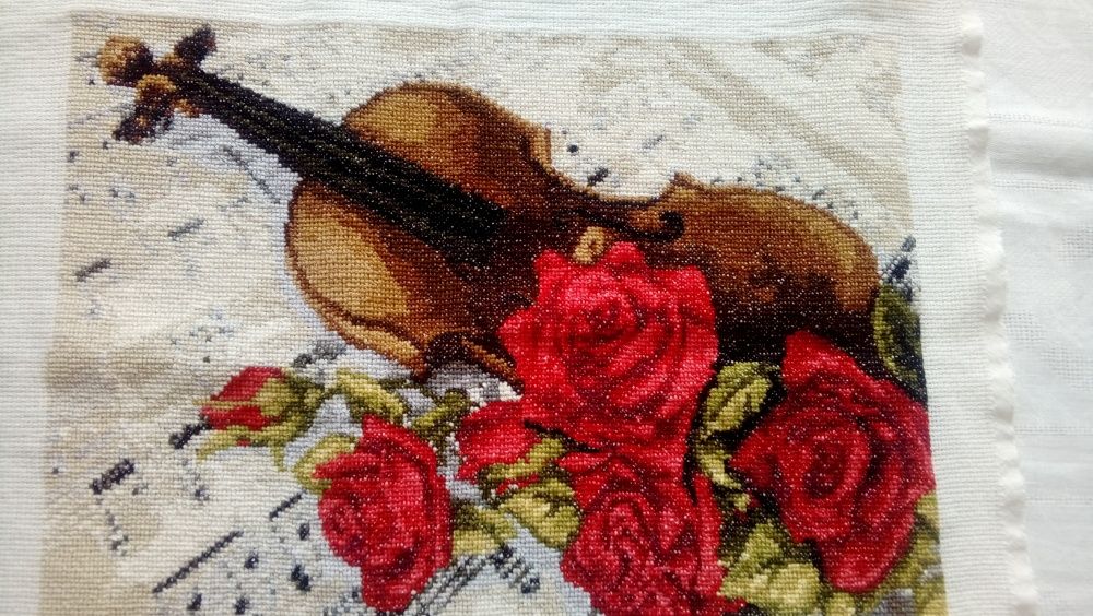 Haft krzyzykowy piekne skrzypce z różami