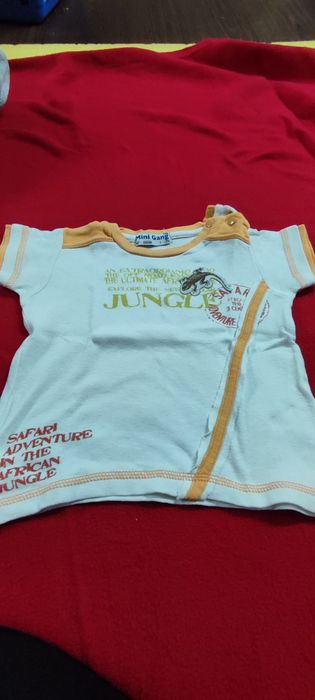 T-shirt de criança em bom estado