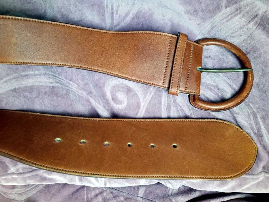 Стильный кожаный ремень пояс с обтянутой пряжкой