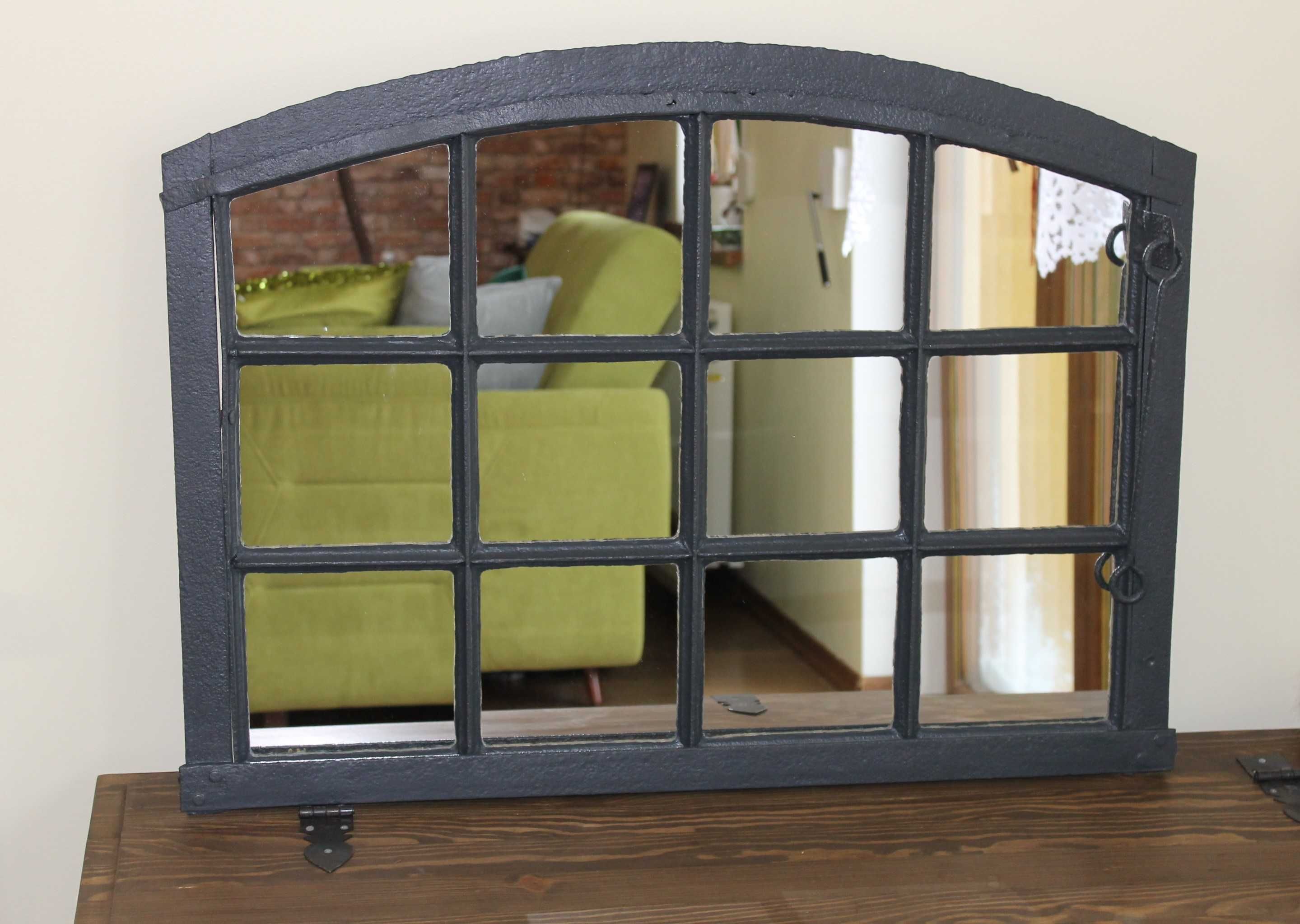 Lustro loft w starnym metalowym oknie
