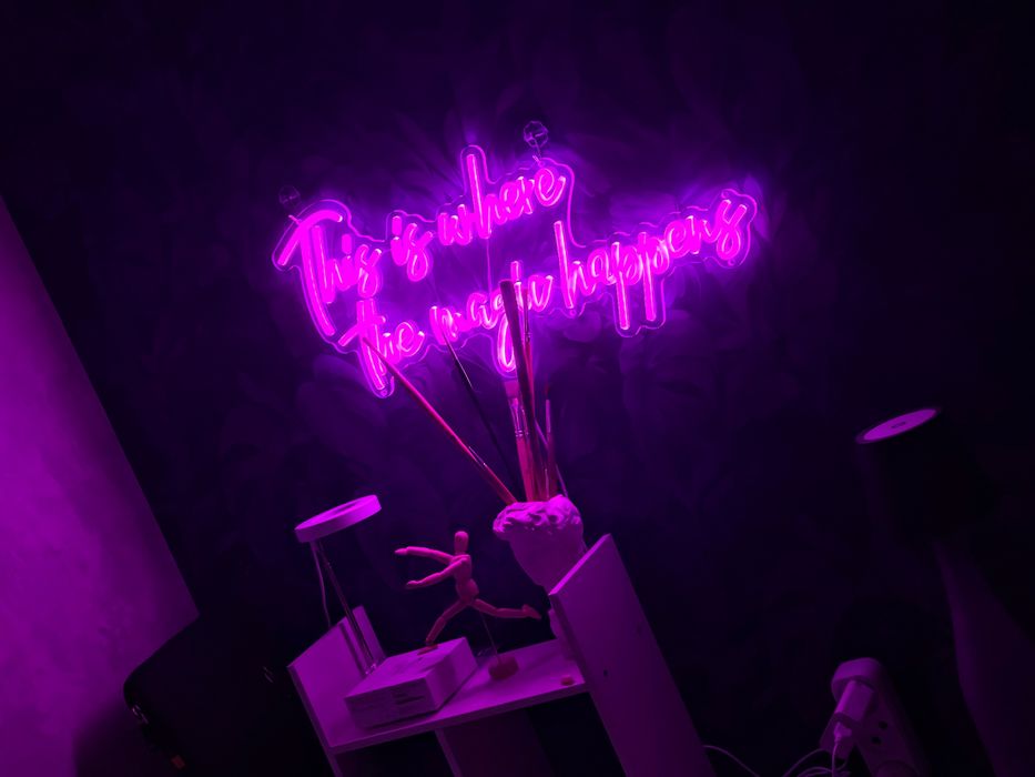 Неоновая вывеска “This is where the magic happens”
