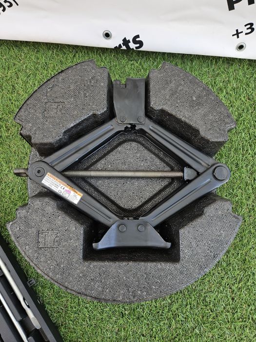 Оригінальний органайзер домкрат набір ключів Toyota Rav 4 XA50 19-25