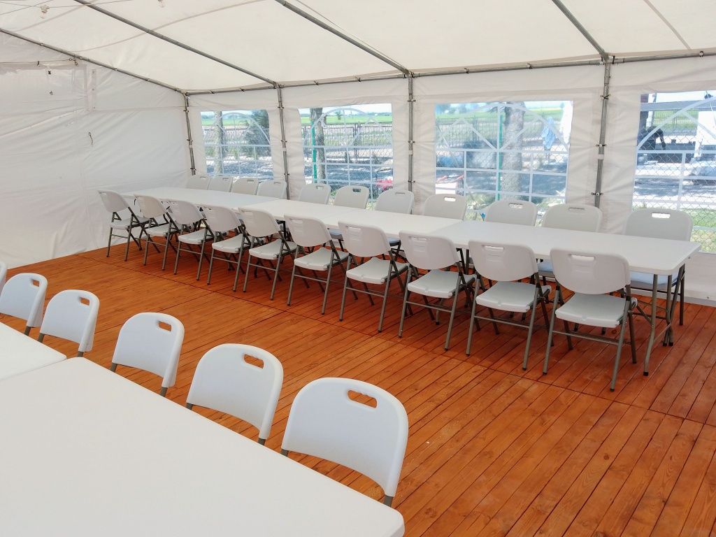 Wynajmem namiotów cateringowych i wyposażenia- krzesła, stoły, podłoga