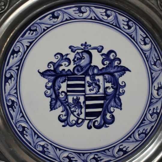 Prato armorIado em porcelana e estanho