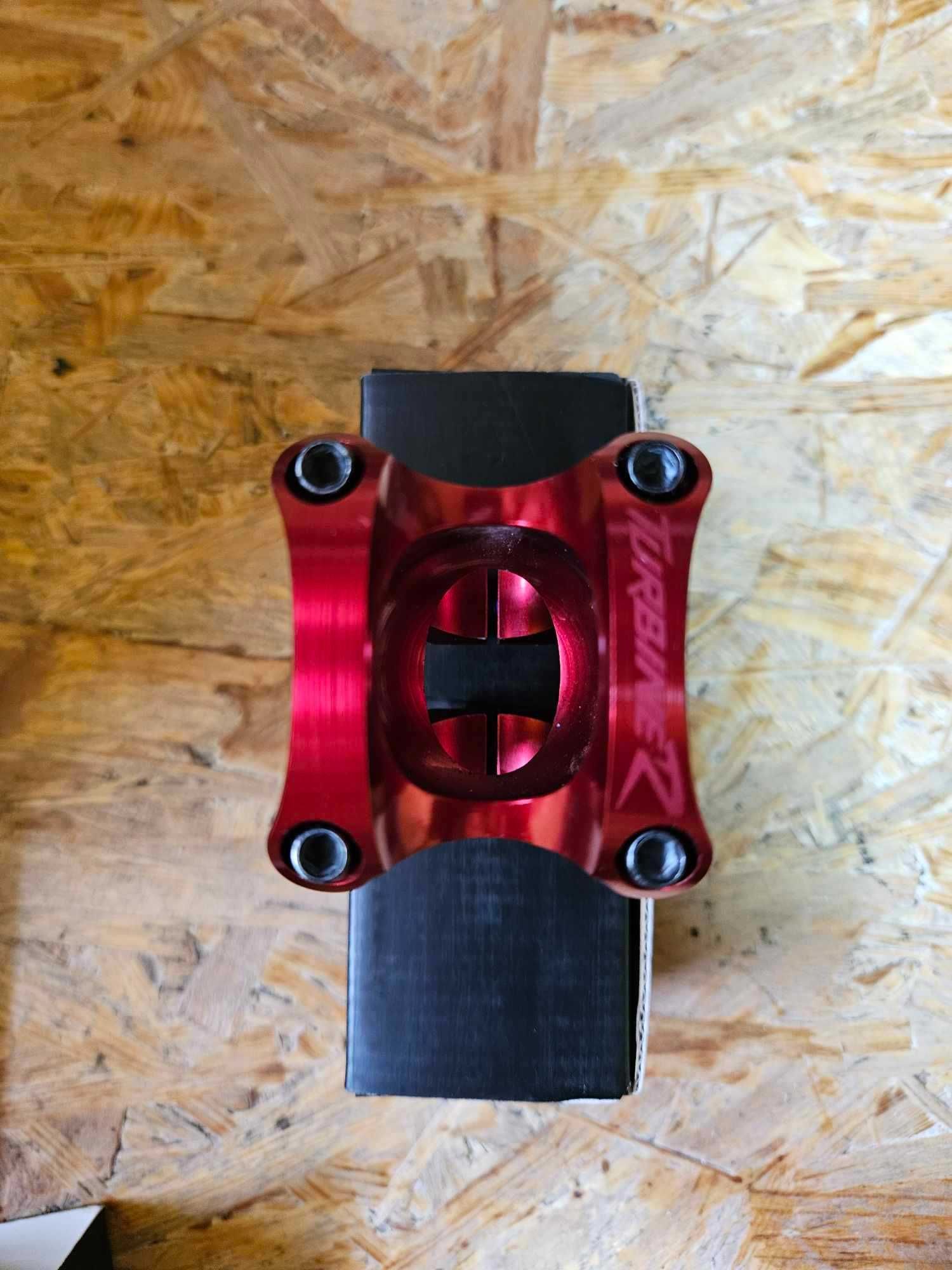 Mostek RACE FACE TURBINE R RED, dł.40mm śr.35mm 0 stopni