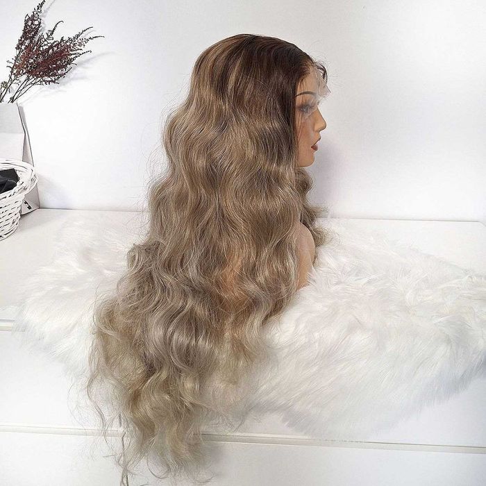 Długa kręcona blondynka Ombre koronkowa peruka z przodu