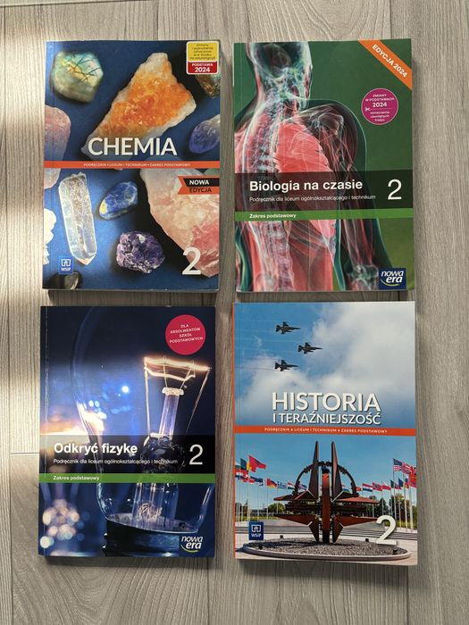Komplet książek do 2 klasy liceum/techniku w bardzo dobrym stanie.