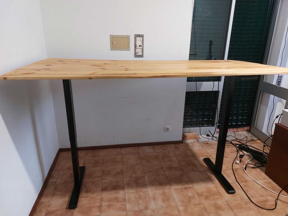 Mesa com tampo de pinho com elevação programada