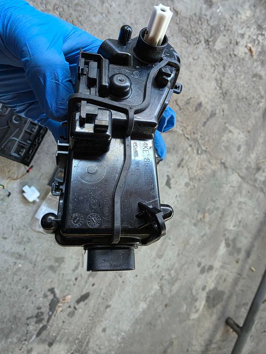 Корпус і деталі лючка зарядного порта Audi e-tron ліва сторона