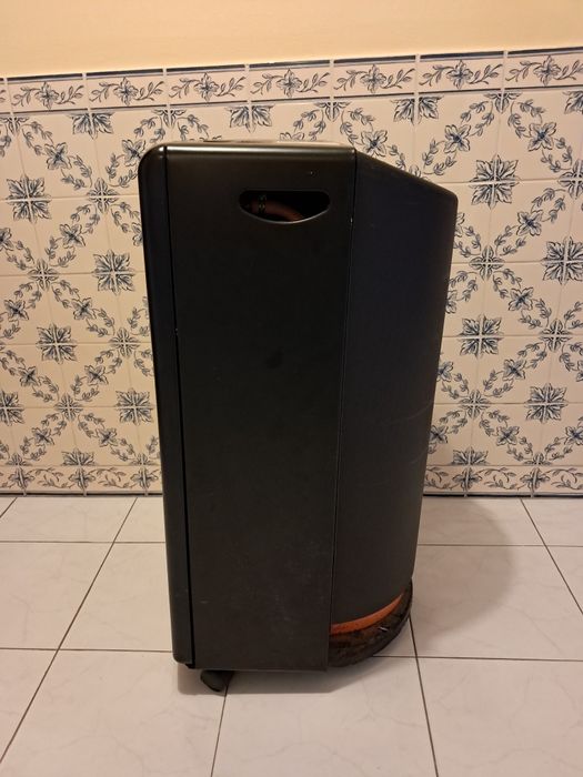 Aquecedor a gás preto