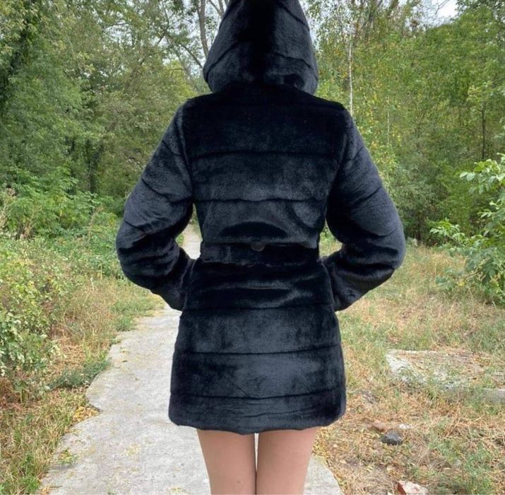 Шубка зі штучного хутра , застібка блискавка, каптур не відстібається