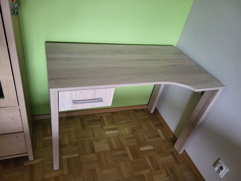 Biurko 105cm szerokości

Biurko wykonana na wymiar przez stolarza. 
Pł