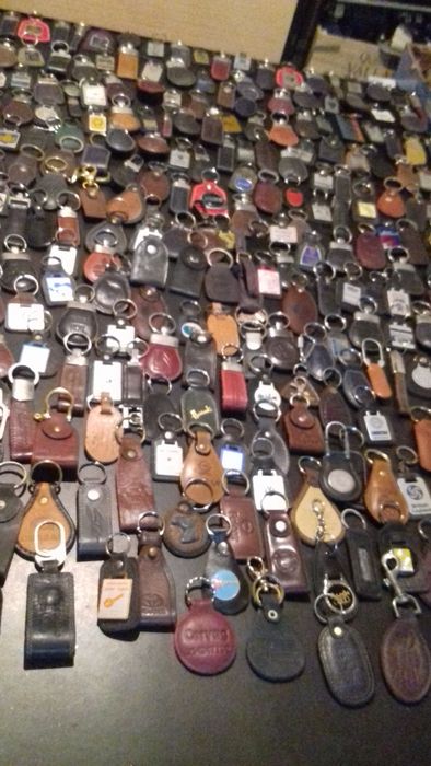 Vendo Colecções de 100 Porta-Chaves Sortidos para Colecçionadores .