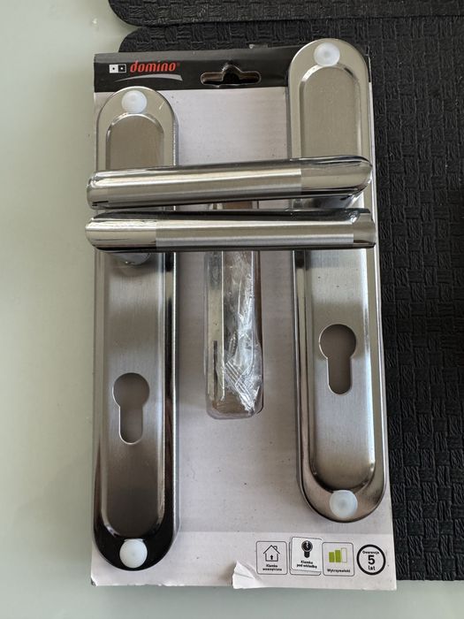 Klamka drzwiowa na długim szyldzie