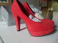 Sapatos vermelhos lindos