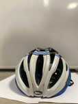 Kask rowerowy Bell – szaro-czarny z niebieskimi akcentami