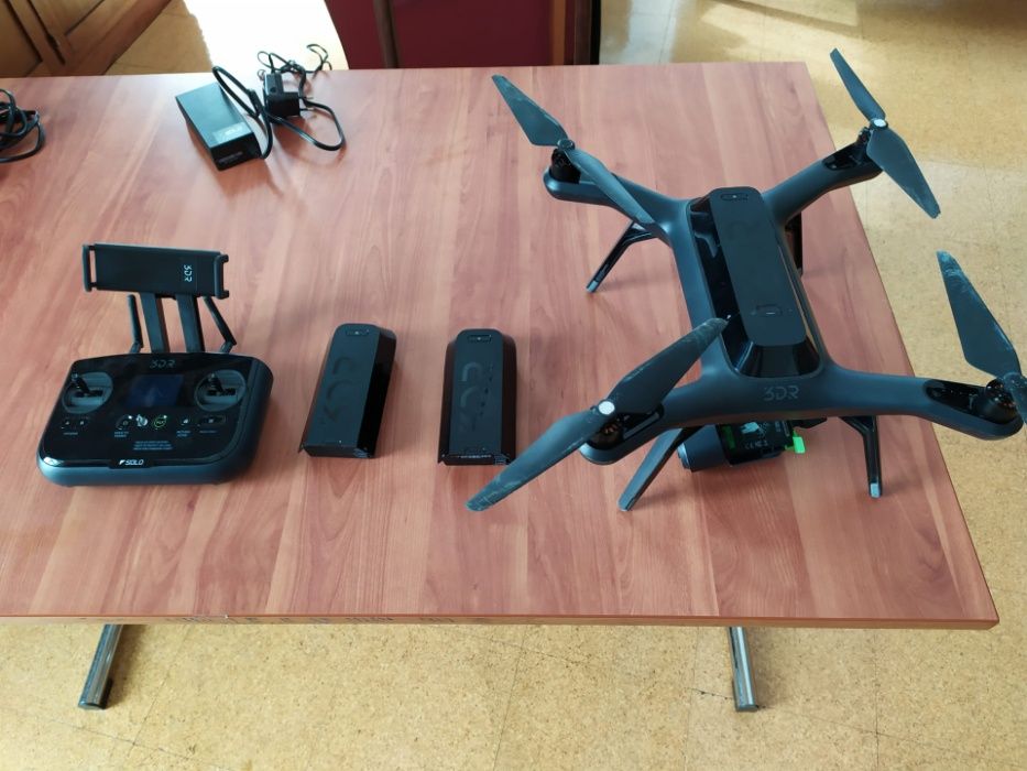 Solo Drone 3DR completo com gimbal, baterias extra, mala, e gopro4