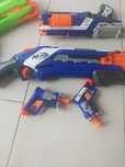 Várias armas da Nerf