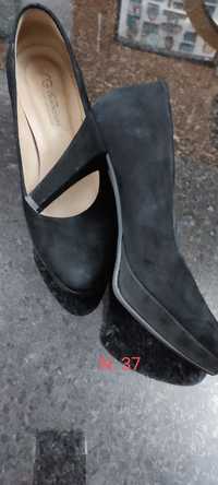 Sapatos pretos, em pele, n.37
De salto alto,