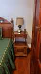 Quarto vintage com cama guarda fatos comoda e mesinha mesinha