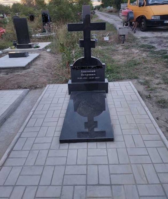 Пам'ятні плити, фотоскло, колумбарії. Благоустрій могил.