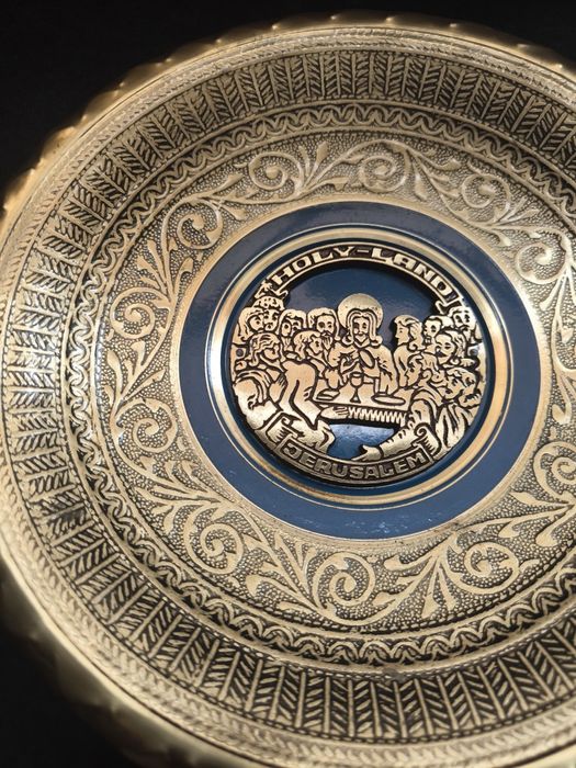 Prato decorativo dourado e azul. 
Prato decorativo com detalhes em rel